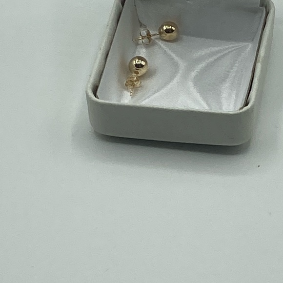10k Yellow Gold Round Stud Earrings 6mm - Picture 2 of 3